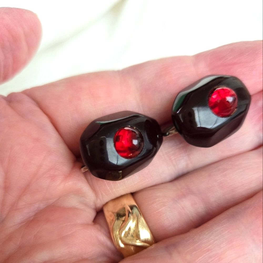 Vintage Red Lucite Screw-back Earrings - Picture 2 of 7